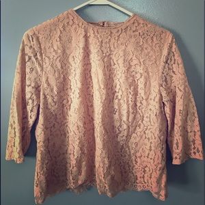 ✨H&M lace slightly cropped blouse